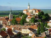 Město Mikulov - panorama: Pohled na město Mikulov z dělostřelecké bašty Kozí Hrádek. Zámek je sídlem Regionálního muzea Mikulov (www.rmm.cz). Zajímavostí jeho expozic je bezesporu obří sud v zámeckém sklepení, nebo obrazová galerie rodu Dietrichstein