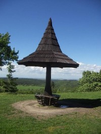  Zámecký park: Zámek v Kostelci nad Černými lesy je obklopen příjemným parkem. Dá se zde v klidu posedět a odpočinout. Ale hlavně - park nabízí nádherný výhled do blízké i vzdálenější krajiny. Při dobré viditelnosti jsou vidět i Krkonoše.
