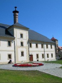 Zámecký pivovar: Zámecký pivovar s restaurací byl po rekonstrukci otevřen letos v květnu. Připravují se prohlídky pivovarských sklepů, propojených s podzemín zámku.