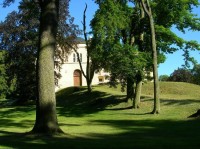 Brána do parku: Nádherně udržovaný zámecký park stojí za návštěvu.